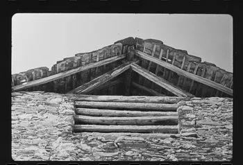 Michel Perréard photographie Propriété de la famille Ségur-Tophine. Détail : croisée porteuse de la faîtière. Vue extérieure Provence-Alpes-Côte d'Azur, France 1974 Ph.1975.58.69 Photo