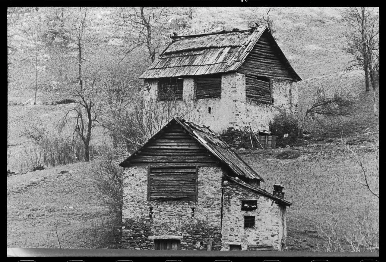 Michel Perréard photographie Exploitation de propriétaire inconnu : deux exemples de granges à rondins et couverture de chaume Provence-Alpes-Côte d'Azur, France 1974 Ph.1975.58.76 Photo