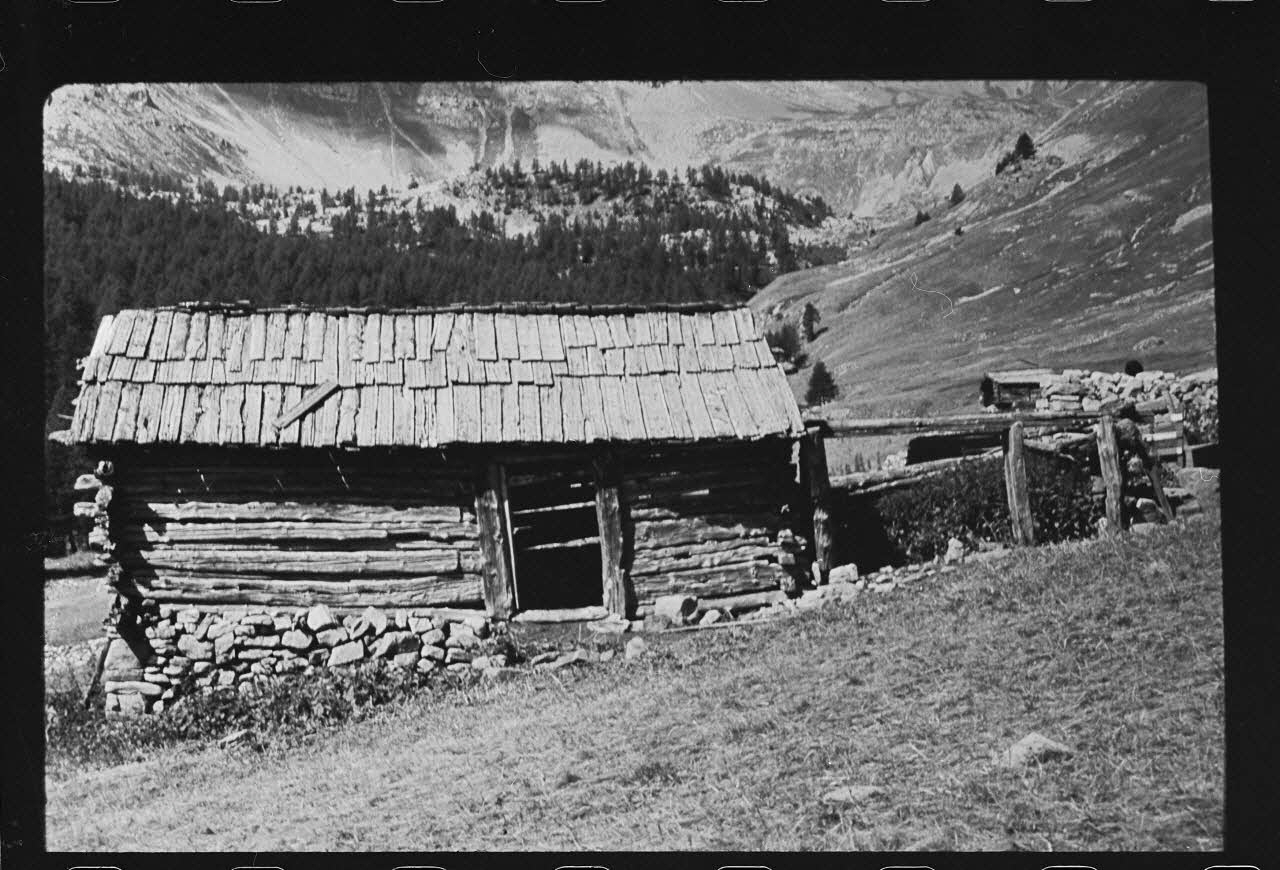 Michel Perréard photographie Exploitation de Monsieur Gilbert Veil. Façade Est de la grange Provence-Alpes-Côte d'Azur, France 1974 Ph.1975.58.77 Photo