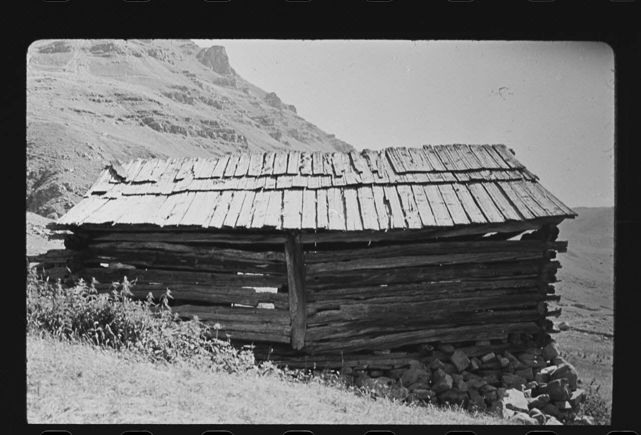 Michel Perréard photographie Exploitation de Monsieur Gilbert Veil. Façade Ouest de la grange Provence-Alpes-Côte d'Azur, France 1974 Ph.1975.58.78 Photo
