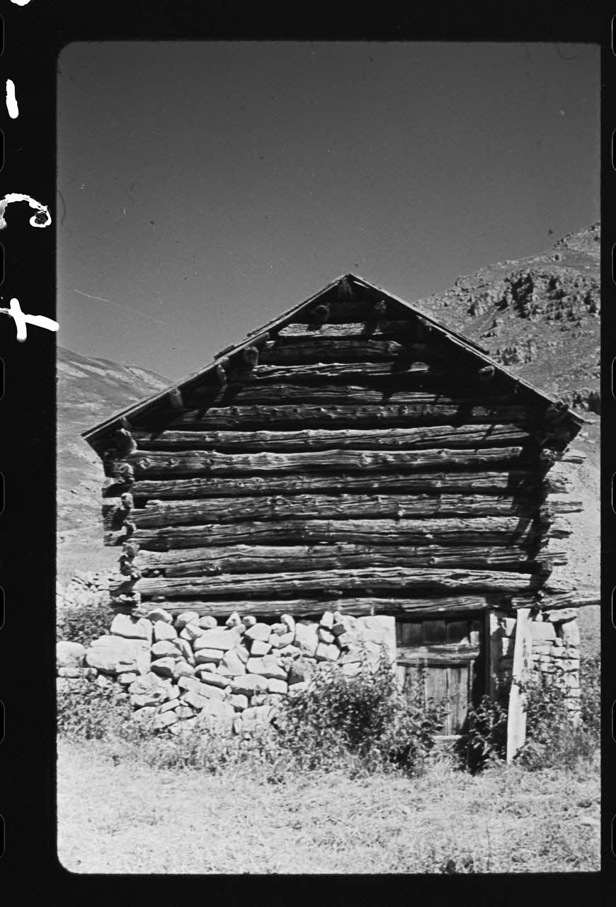 Michel Perréard photographie Exploitation de Monsieur Gilbert Veil. Façade Sud de la grange Provence-Alpes-Côte d'Azur, France 1974 Ph.1975.58.79 Photo