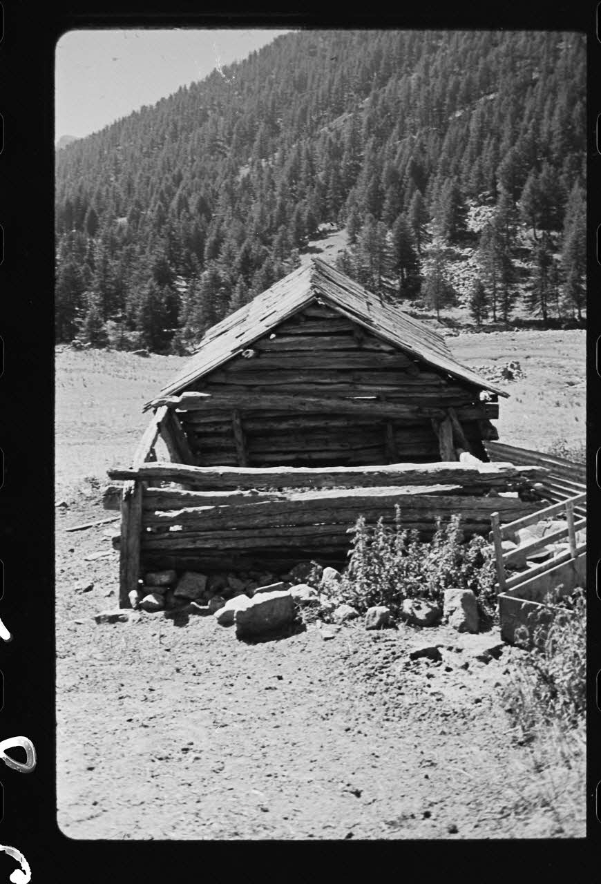 Michel Perréard photographie Exploitation de Monsieur Gilbert Veil. Façade Nord de la grange Provence-Alpes-Côte d'Azur, France 1974 Ph.1975.58.80 Photo