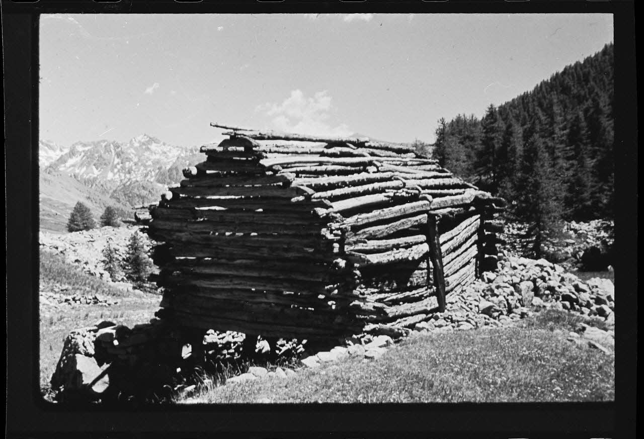 Michel Perréard photographie Grange abandonnée, au propriétaire inconnu Provence-Alpes-Côte d'Azur, France 1974 Ph.1975.58.82 Photo