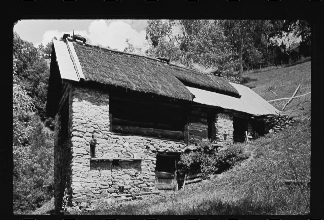 Michel Perréard photographie Façade Sud d'une grange abandonnée Provence-Alpes-Côte d'Azur, France 1974 Ph.1975.58.84 Photo
