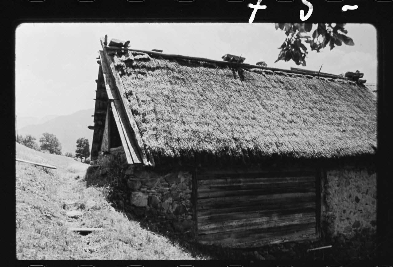 Michel Perréard photographie Grange abandonnée. Vue de l'angle Nord-Est : toiture de seigle Provence-Alpes-Côte d'Azur, France 1974 Ph.1975.58.85 Photo