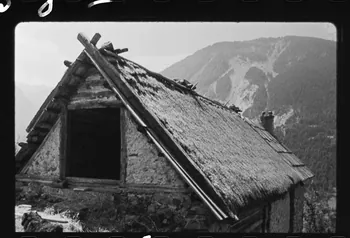 Michel Perréard photographie Grange abandonnée. Vue de l'angle Nord-Est : pignon et toiture Provence-Alpes-Côte d'Azur, France 1974 Ph.1975.58.86 Photo