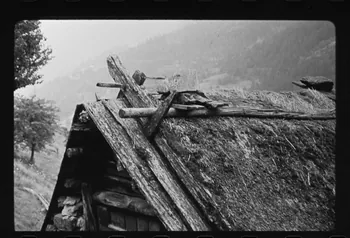 Michel Perréard photographie Grange abandonnée. Vue de l'angle Nord-Est : pignon et toiture. Détail de la faîtière Provence-Alpes-Côte d'Azur, France 1974 Ph.1975.58.87 Photo