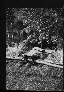 Michel Perréard photographie Grange abandonnée. Vue de l'angle Nord-Est : pignon et toiture. Détail de la faîtière Provence-Alpes-Côte d'Azur, France 1974 Ph.1975.58.89 Photo