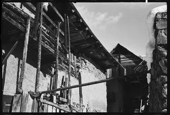 Patrick Loriano photographie Propriété de Monsieur Barneou : maison en hauteur, à arcades Provence-Alpes-Côte d'Azur, France 1974/8/1 Ph.1975.59.28 Photo
