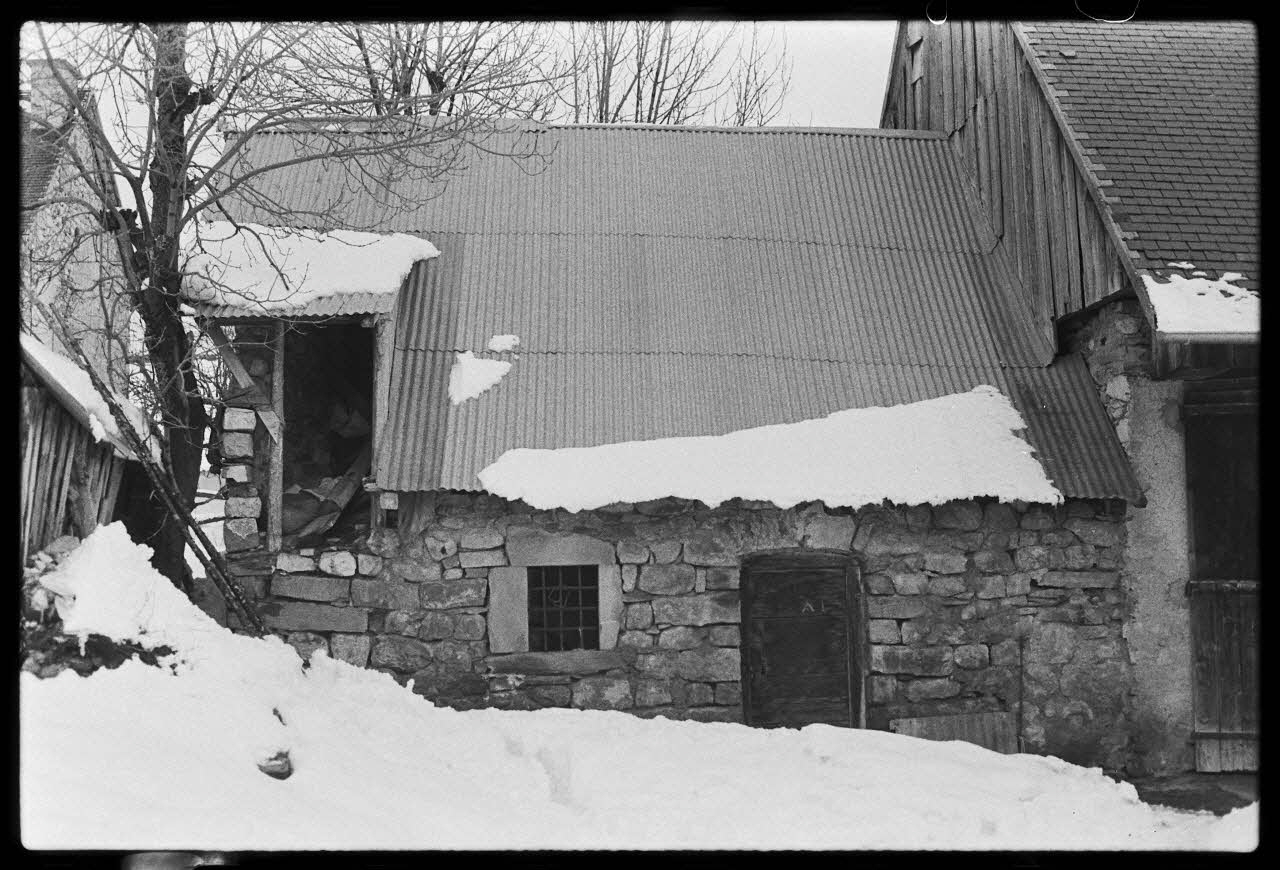 Patrick Loriano photographie Propriétés de Monsieur Lapeyre : ancienne maison datée de 1761, et maison plus récente Provence-Alpes-Côte d'Azur, France 1974/8/1 Ph.1975.59.36 Photo