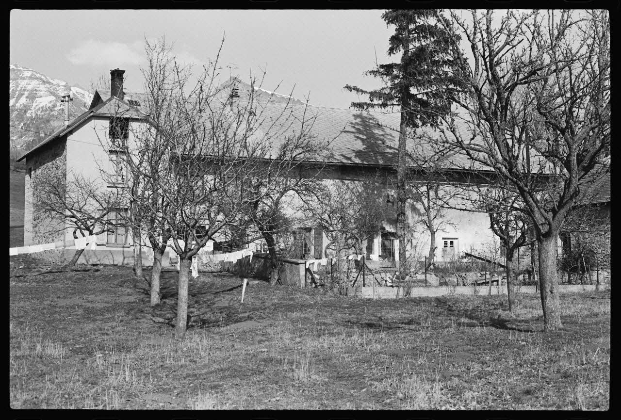 Patrick Loriano photographie Propriété de Monsieur Davin : maison d'habitation et d'exploitation Provence-Alpes-Côte d'Azur, France 1974/8/1 Ph.1975.59.4 Photo
