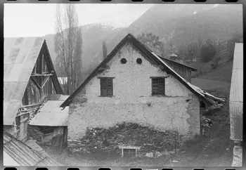 Henri Raulin photographie Maisons couvertes en planches Provence-Alpes-Côte d'Azur, France 1975/5/1 Ph.1975.114.30  Photo