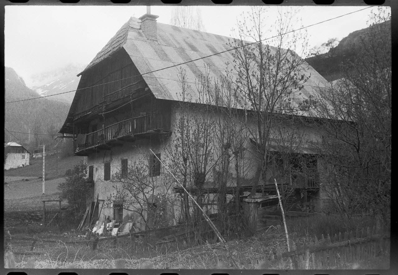 Henri Raulin photographie Maisons couvertes en planches Provence-Alpes-Côte d'Azur, France 1975/5/1 Ph.1975.114.34 Photo