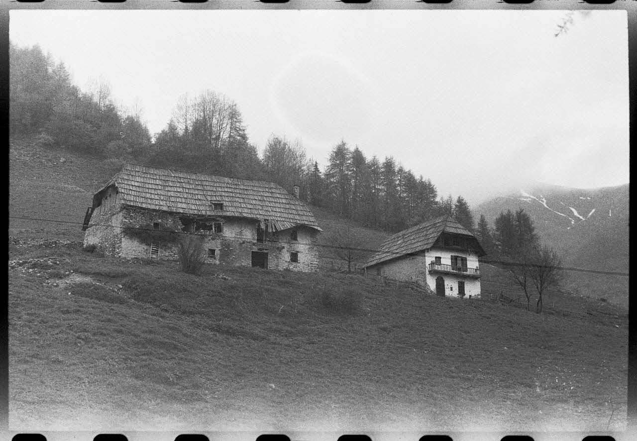 Henri Raulin photographie Deux types de maisons alpines Provence-Alpes-Côte d'Azur, France 1975/5/1 Ph.1975.114.44 Photo