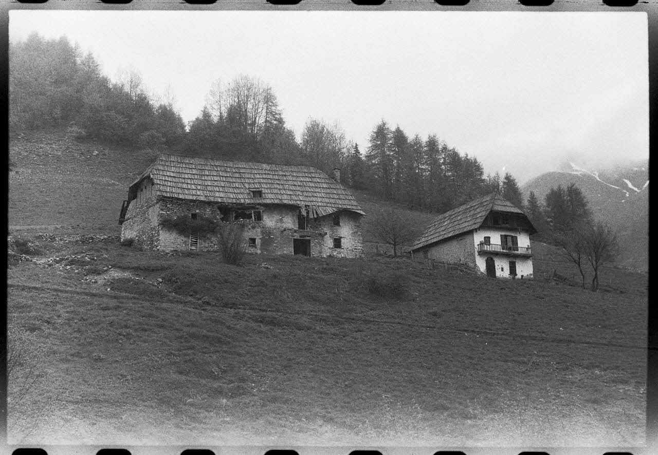 Henri Raulin photographie Deux types de maisons alpines Provence-Alpes-Côte d'Azur, France 1975/5/1 Ph.1975.114.45 Photo