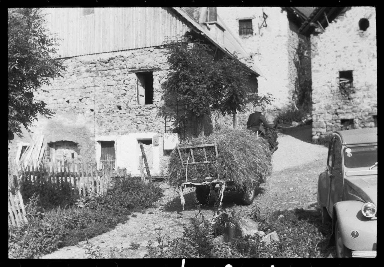 Henri Raulin photographie Rentrée de foins Provence-Alpes-Côte d'Azur, France 1975/7/20 Ph.1975.117.124 Photo