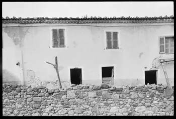 Jean-Marie Bertrand photographie Façade centrale de la bâtisse Provence-Alpes-Côte d'Azur, France 1974/7/1 Ph.1975.87.20 Photo