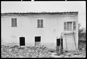 Jean-Marie Bertrand photographie Façade Est de la bâtisse Provence-Alpes-Côte d'Azur, France 1974/7/1 Ph.1975.87.21 Photo