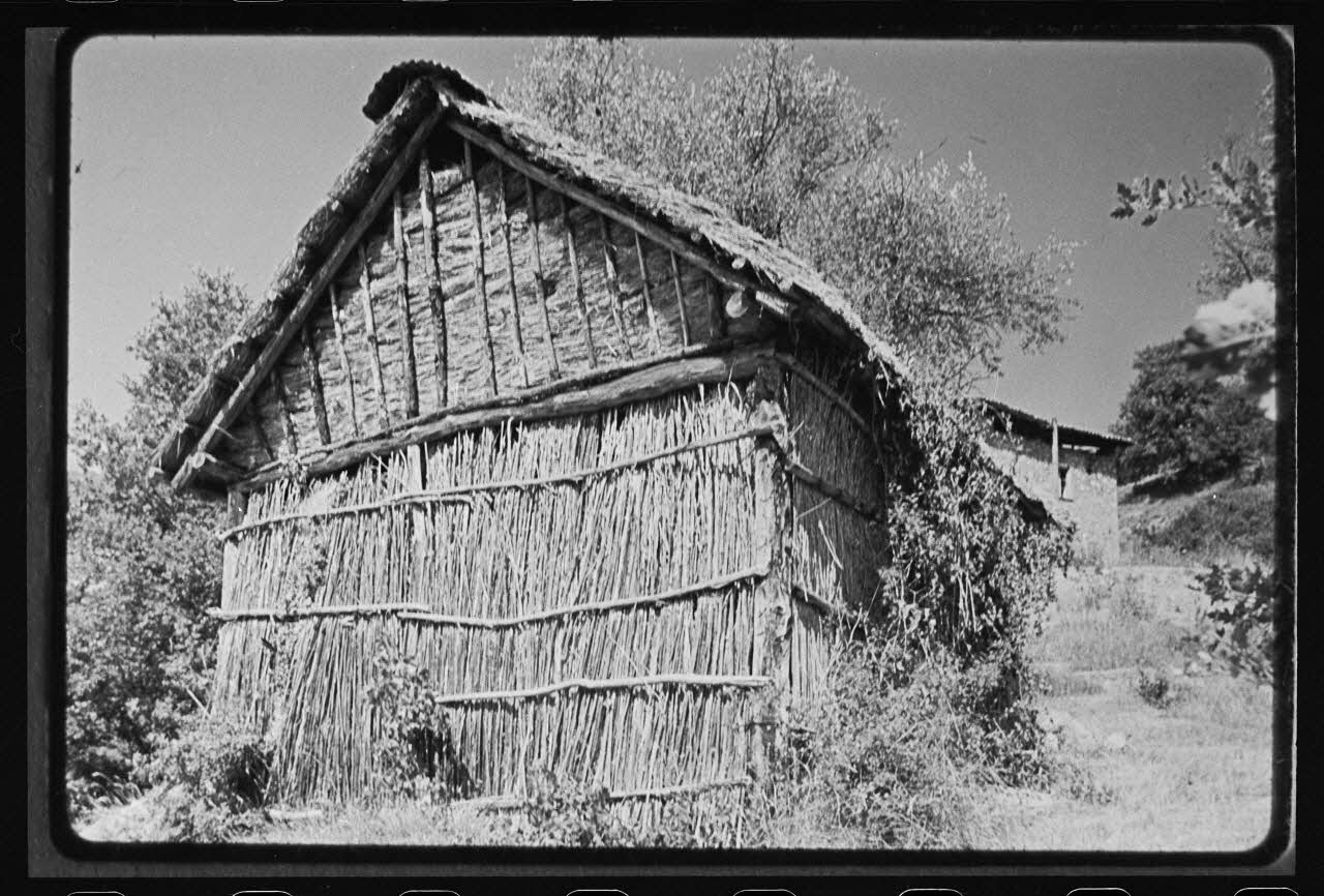 Jean-Marie Bertrand photographie Cabanon présenté en perspective: côté de l'accès Provence-Alpes-Côte d'Azur, France 1974/7/1 Ph.1975.87.25 Photo