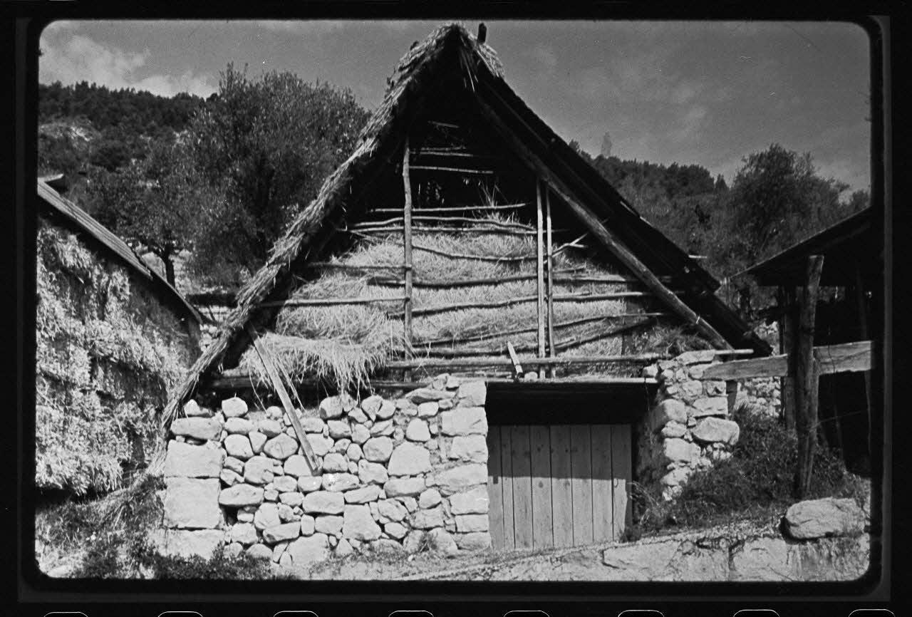 Jean-Marie Bertrand photographie Cabanon : accès en perspective. Vue de face Provence-Alpes-Côte d'Azur, France 1974/7/1 Ph.1975.87.28 Photo