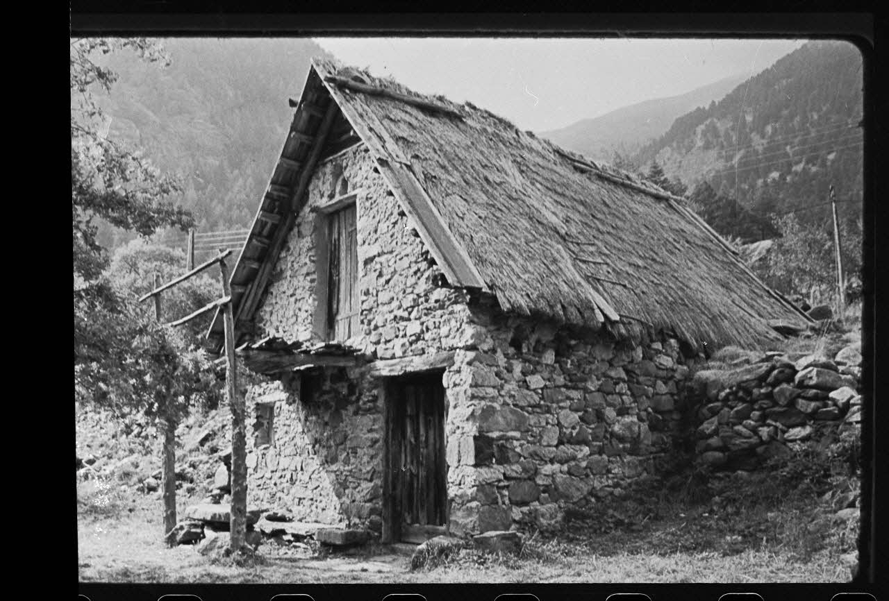 Jean-Marie Bertrand photographie Cabanon : façade en perspective Provence-Alpes-Côte d'Azur, France 1974/7/1 Ph.1975.87.30 Photo