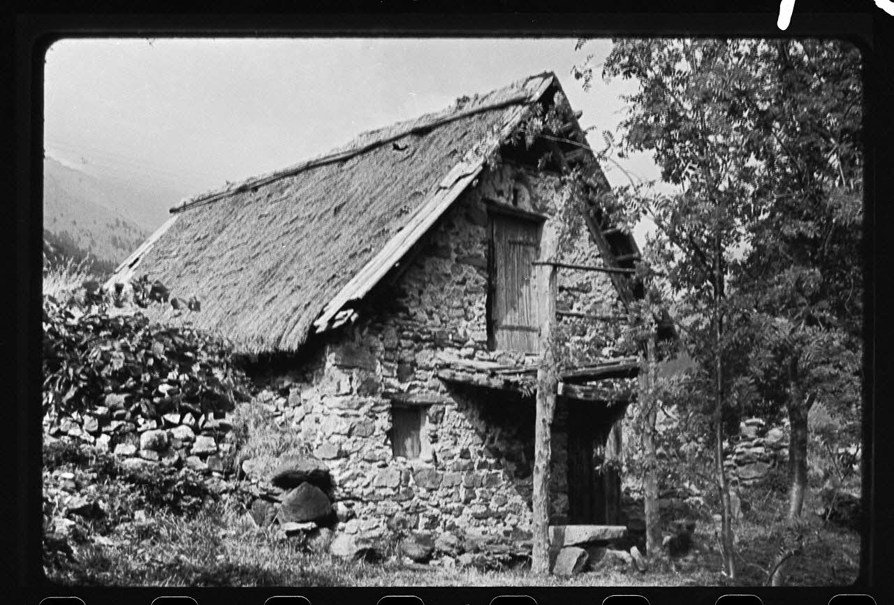 Jean-Marie Bertrand photographie Cabanon : façade en perspective Provence-Alpes-Côte d'Azur, France 1974/7/1 Ph.1975.87.31 Photo