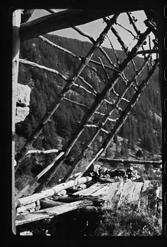 Jean-Marie Bertrand photographie Eclaté de charpente, sans chaume Provence-Alpes-Côte d'Azur, France 1974/7/1 Ph.1975.87.33 Photo