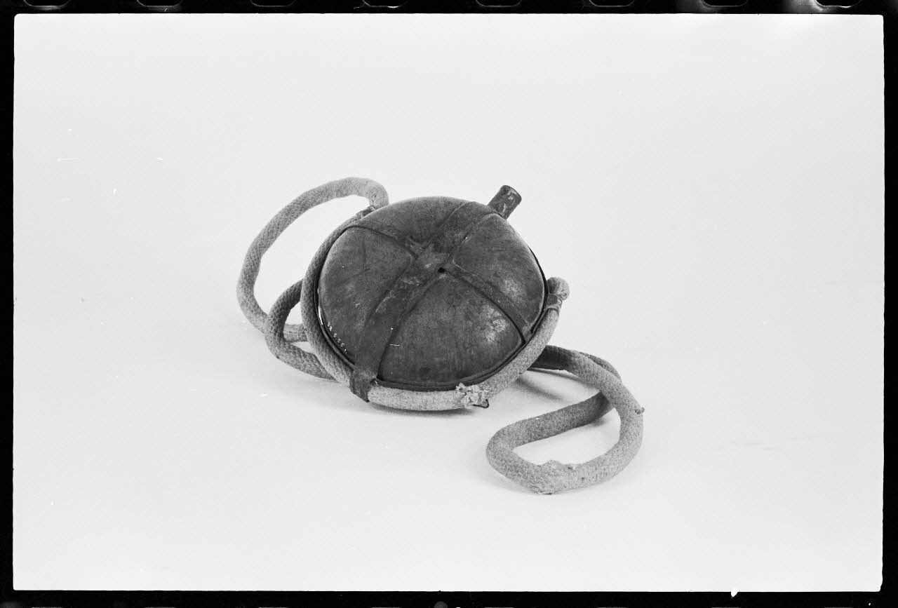 Jacques Hoepffner photographie Gourde de chasseur France 1976/7/1 Ph.1976.1.1047 Photo