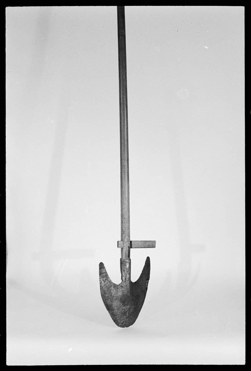 Alain Guey photographie Bêche en bois et fer, avec appui-pied Corse, France 1976/4/15 Ph.1976.1.109 Photo