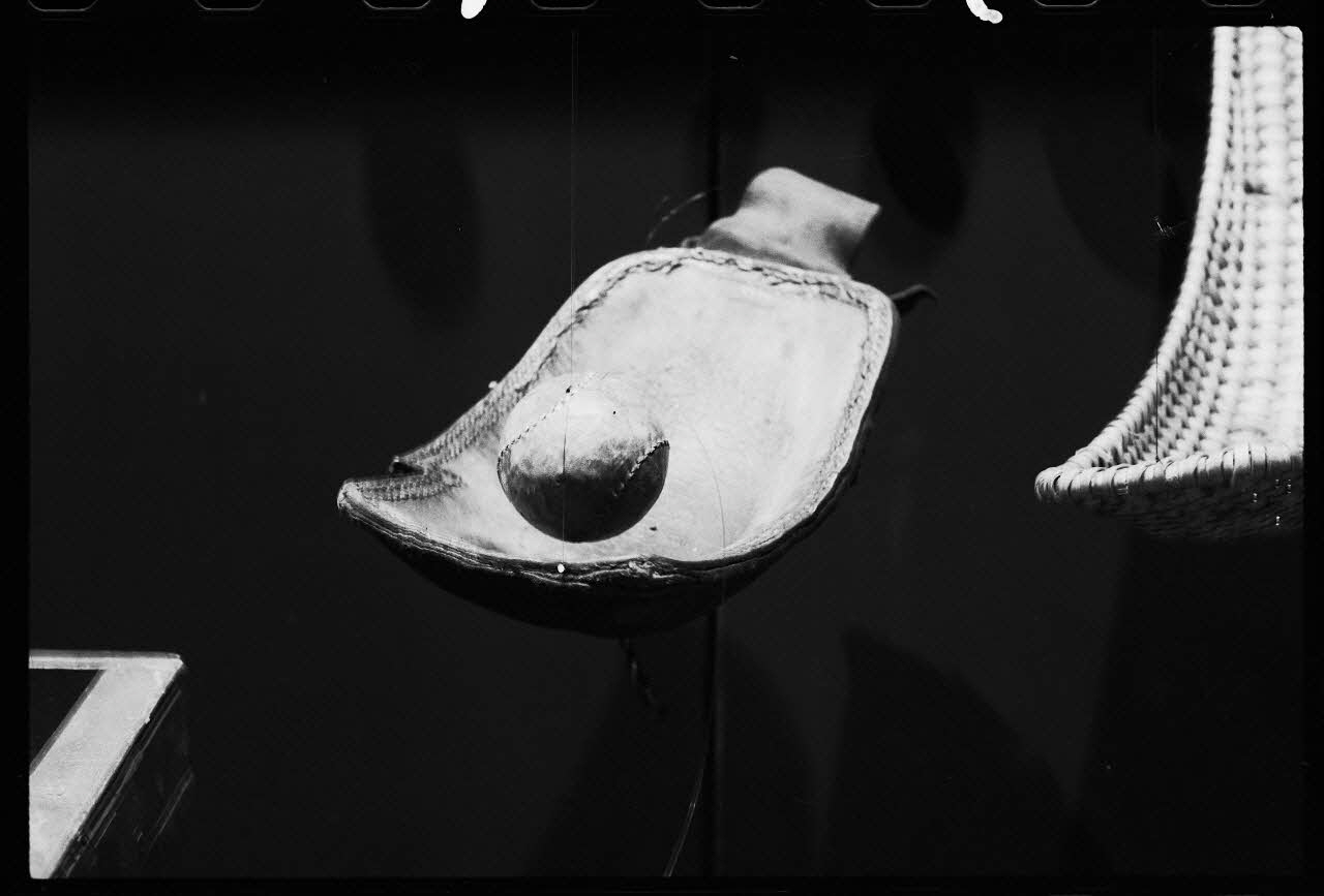 Jacques Hoepffner photographie MuCEM (Paris). Galerie culturelle. Balle pour jouer à la pelote, en caoutchouc, laine et peau, datée du milieu du 20è siècle. Gant en cuir pour jeu de rebot. Provenant du Pays Basque et daté du milieu du 19è siècle France 1976/10/1 Ph.1976.1.1176 Photo