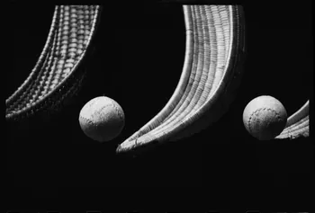 Jacques Hoepffner photographie Pelote. Caoutchouc, lame et peau. Provenant du Pays Basque et datée de 1957 France 1976/10/1 Ph.1976.1.1177  Photo