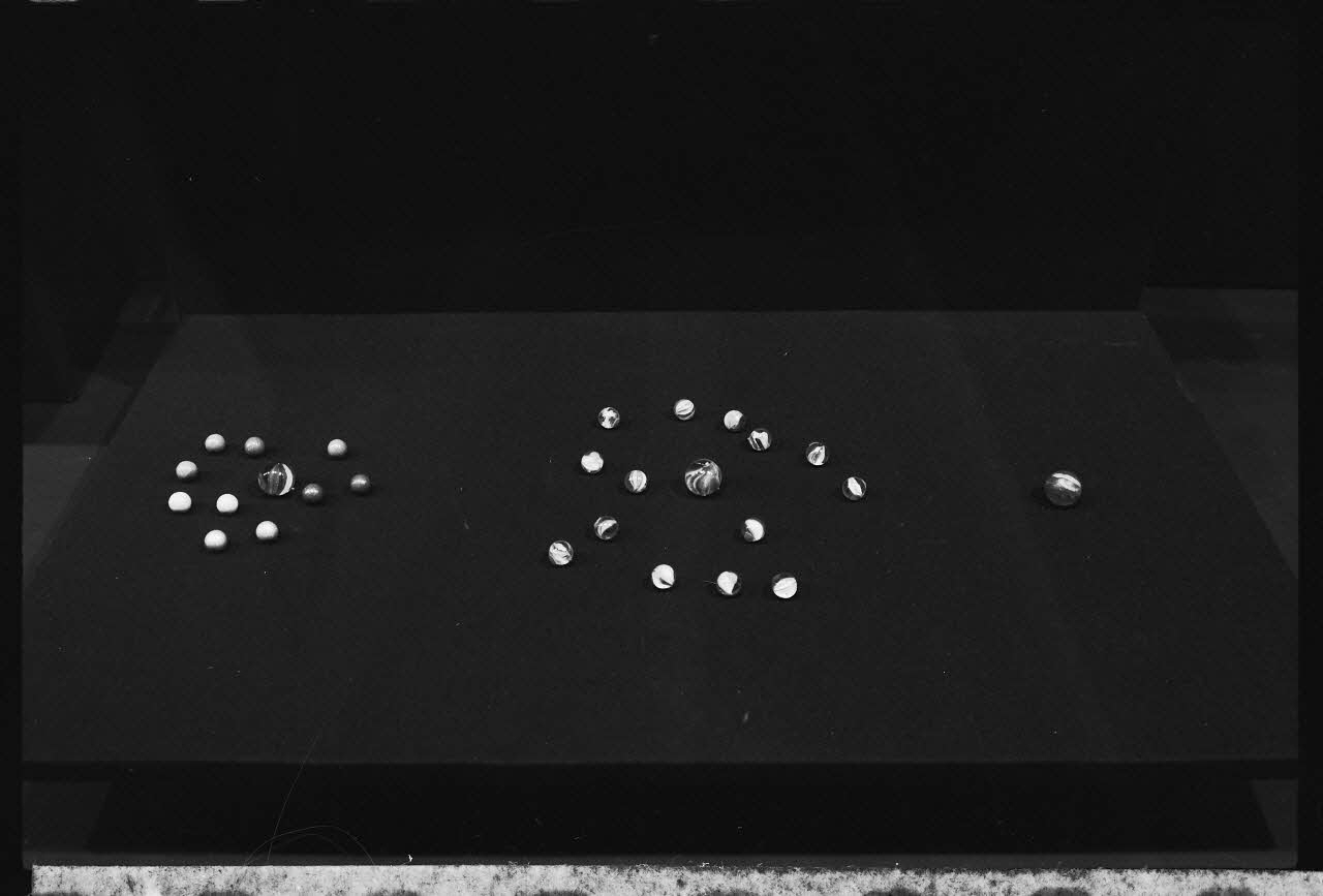 Jacques Hoepffner photographie Série de dix billes en terre vernissée, datées de 1970. Bille dite "calot", en verre irisé, datée de 1970 France 1976/10/1 Ph.1976.1.1180 Photo