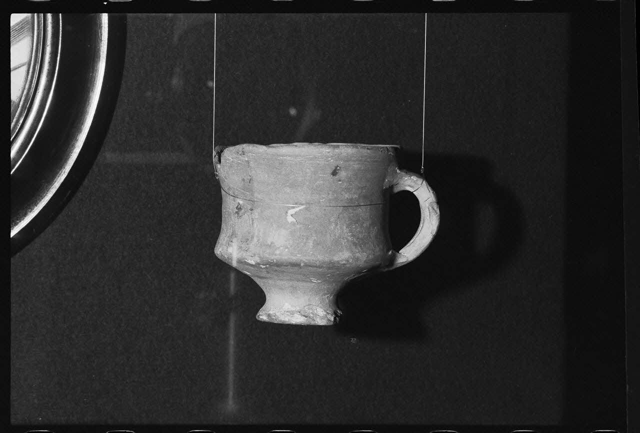 Jacques Hoepffner photographie Vase funéraire en terre cuite. Provenant d'Argonne et daté du 17è siècle France 1976/10/1 Ph.1976.1.1225 Photo