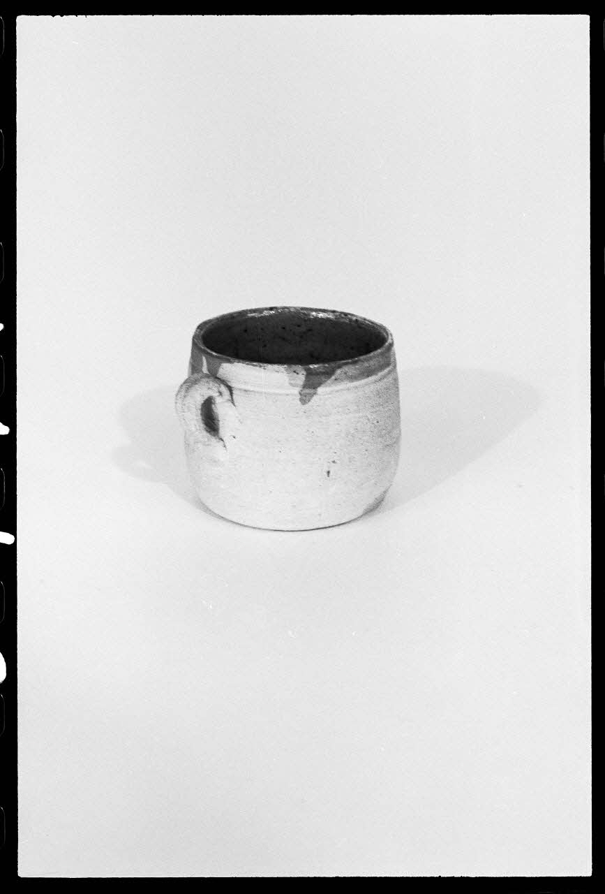 Jacques Hoepffner photographie Jouet représentant un faitout France 1976/12/1 Ph.1976.1.1446 Photo