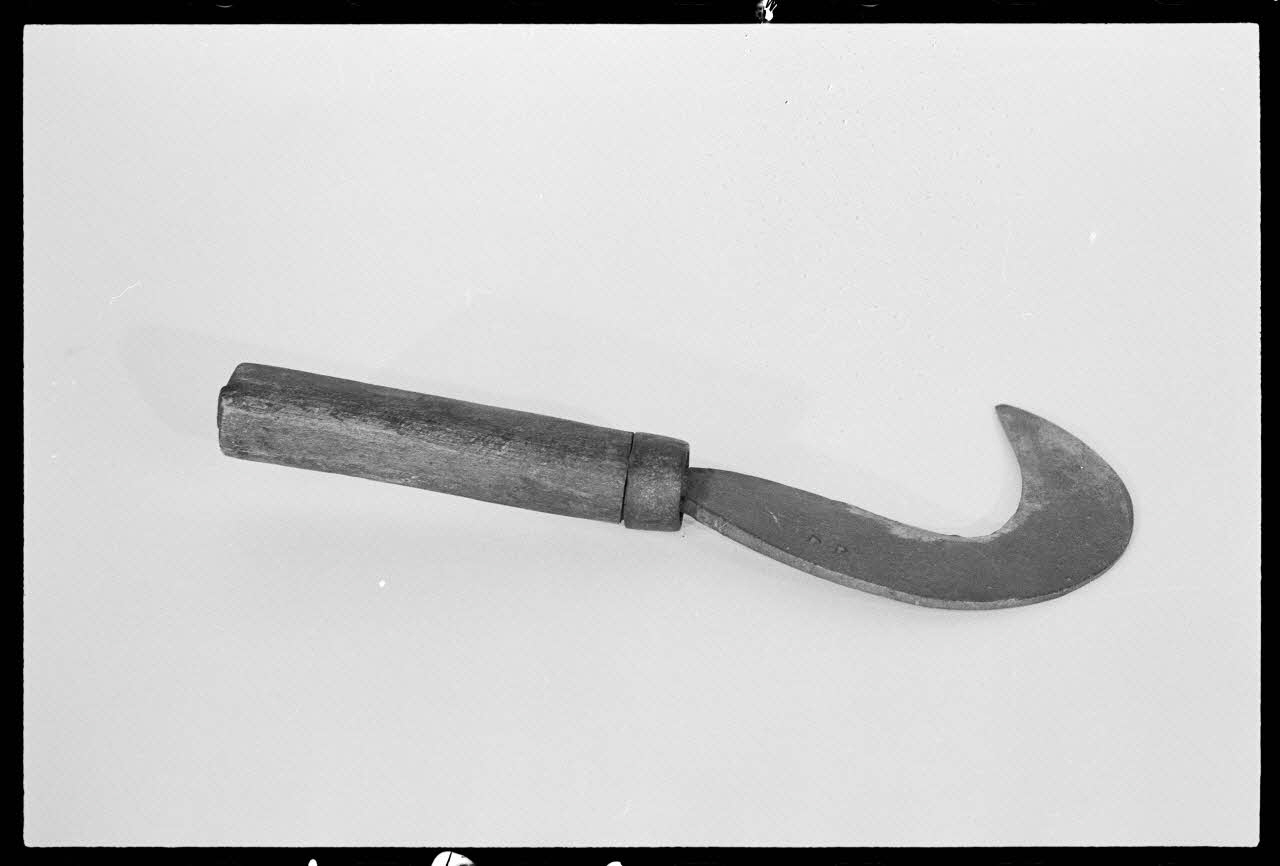 A. Chastanier photographie Serpe avec poinçon Alsace, France 1976/5/1 Ph.1976.1.198 Photo