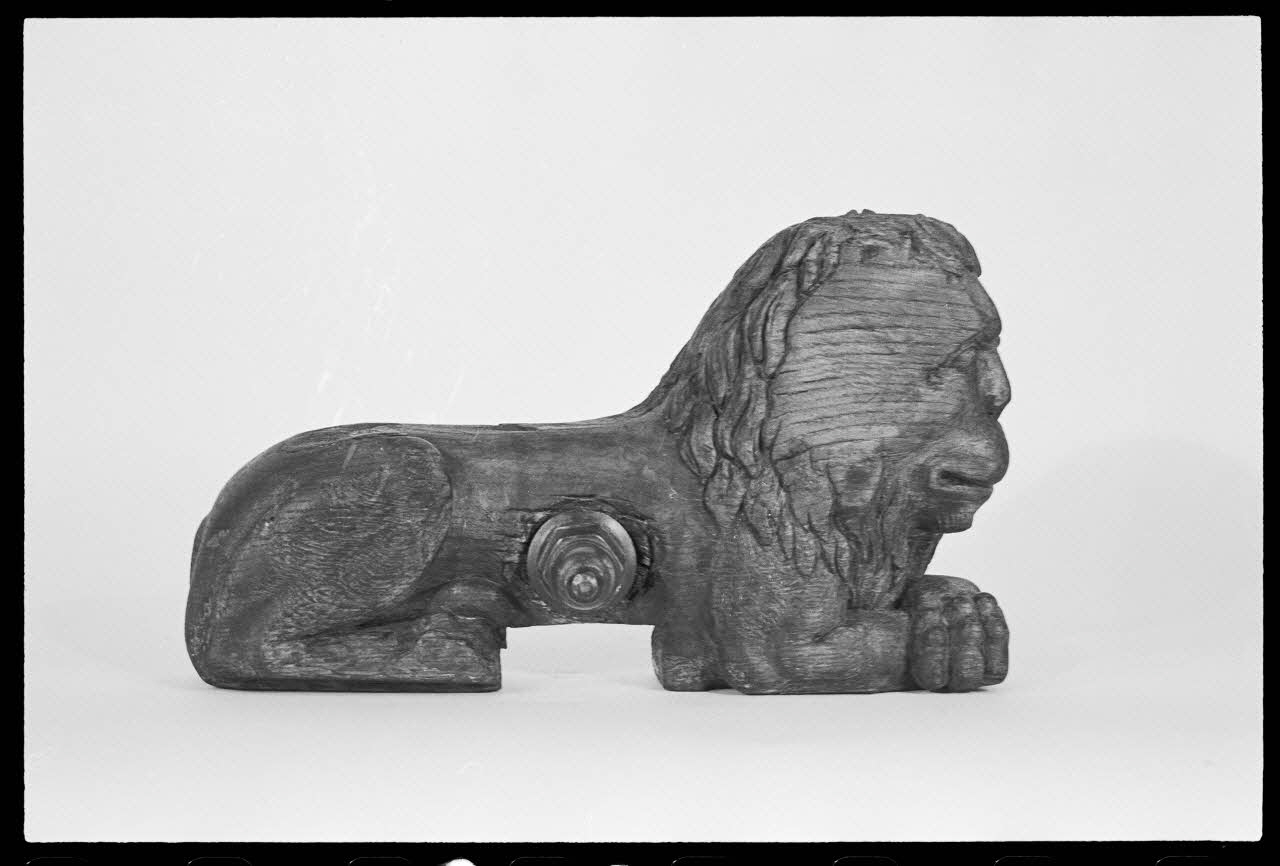 A. Chastanier photographie Barre de fût en forme de lion Alsace, France 1976/5/1 Ph.1976.1.235 Photo