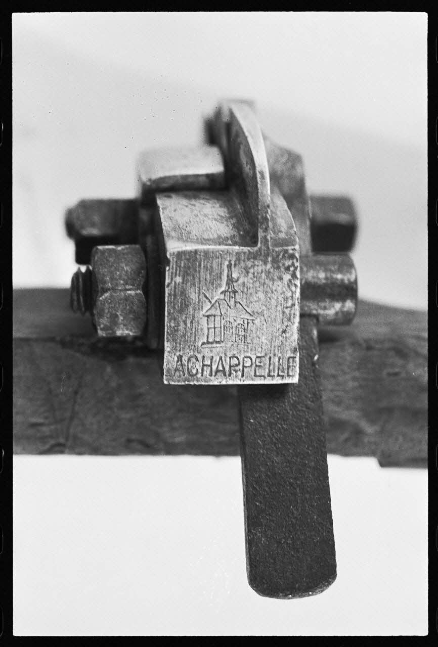 A. Chastanier photographie Jabloir avec le poinçon "E.K", et "Achapelle" gravés sur le bois (initiales et nom du tonnelier). Numéro 52 du catalogue Alsace, France 1976/5/1 Ph.1976.1.241 Photo
