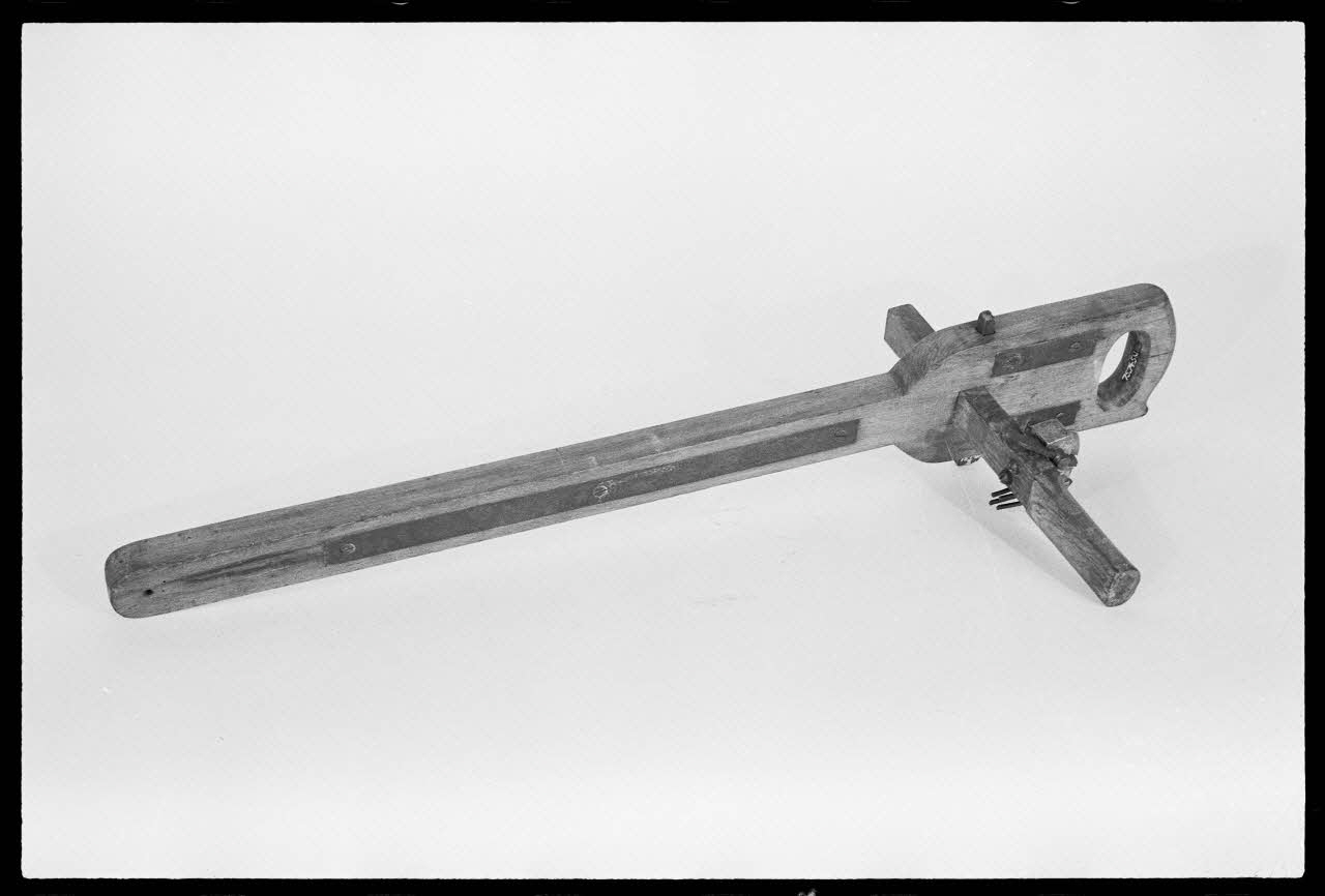 A. Chastanier photographie Jabloir avec le poinçon "E.K", et "Achapelle" gravés sur le bois (initiales et nom du tonnelier) Alsace, France 1976/5/1 Ph.1976.1.242 Photo