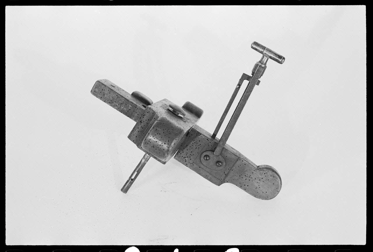 A. Chastanier photographie Rabot à porte. Deux pièces Alsace, France 1976/5/1 Ph.1976.1.246 Photo