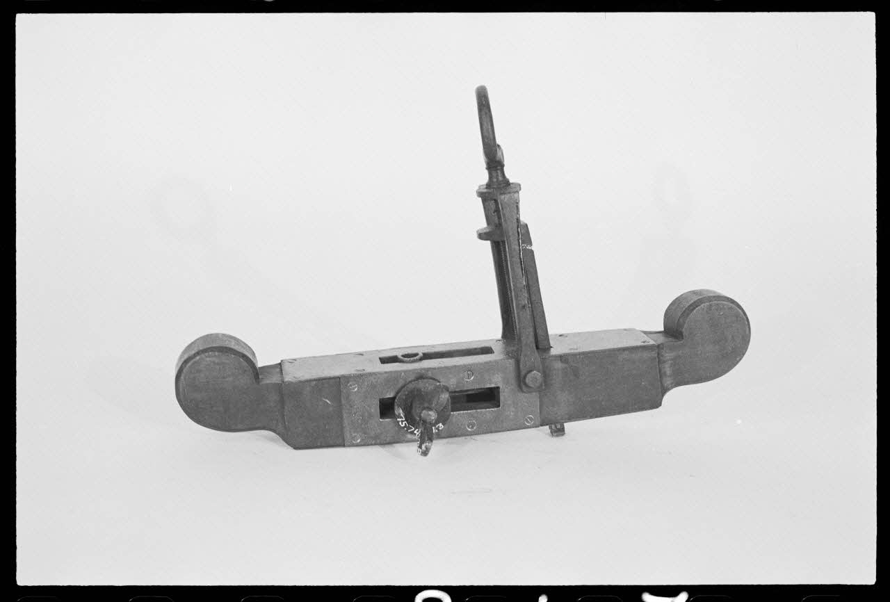 A. Chastanier photographie Rabot à porte, incomplet Alsace, France 1976/5/1 Ph.1976.1.247 Photo