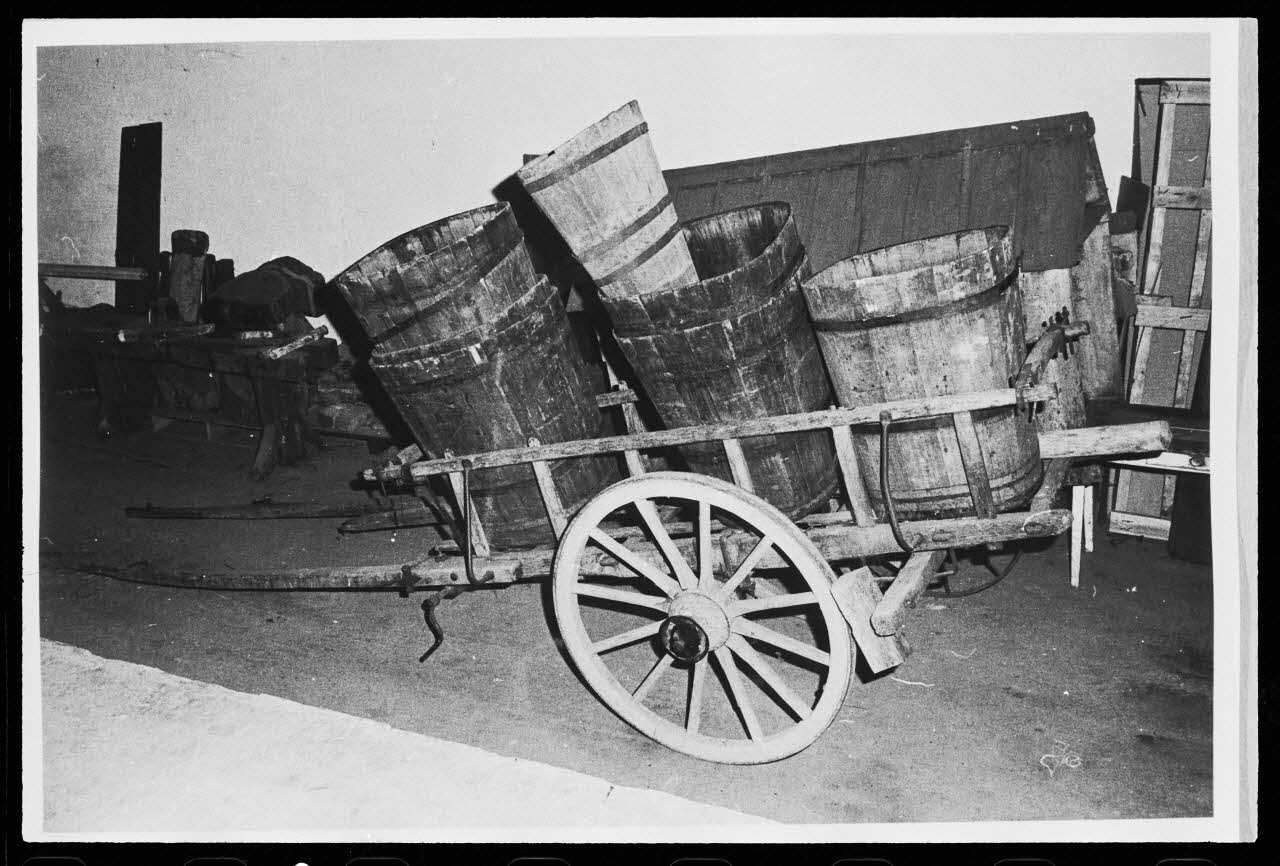 Alain Guey photographie Char à vendanges, avec sa hotte et ses six cuves Alsace, France 1976/6/1 Ph.1976.1.471 Photo