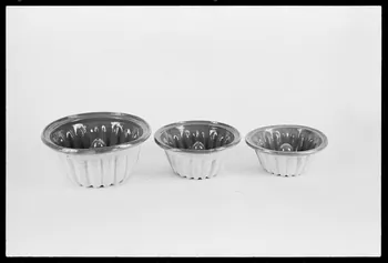 Alain Guey photographie Trois moules à Kougelhof Alsace, France 1976/6/1 Ph.1976.1.502 Photo