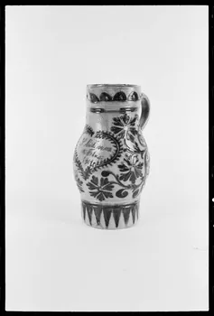 Alain Guey photographie Pot en grès blanc et gris Alsace, France 1976/6/1 Ph.1976.1.505 Photo