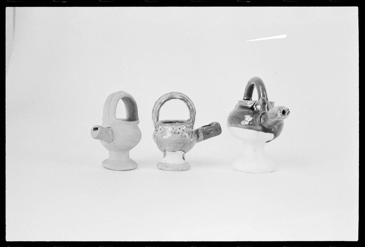 Alain Guey photographie Trois sifflets "vases à anse" Alsace, France 1976/6/1 Ph.1976.1.517 Photo