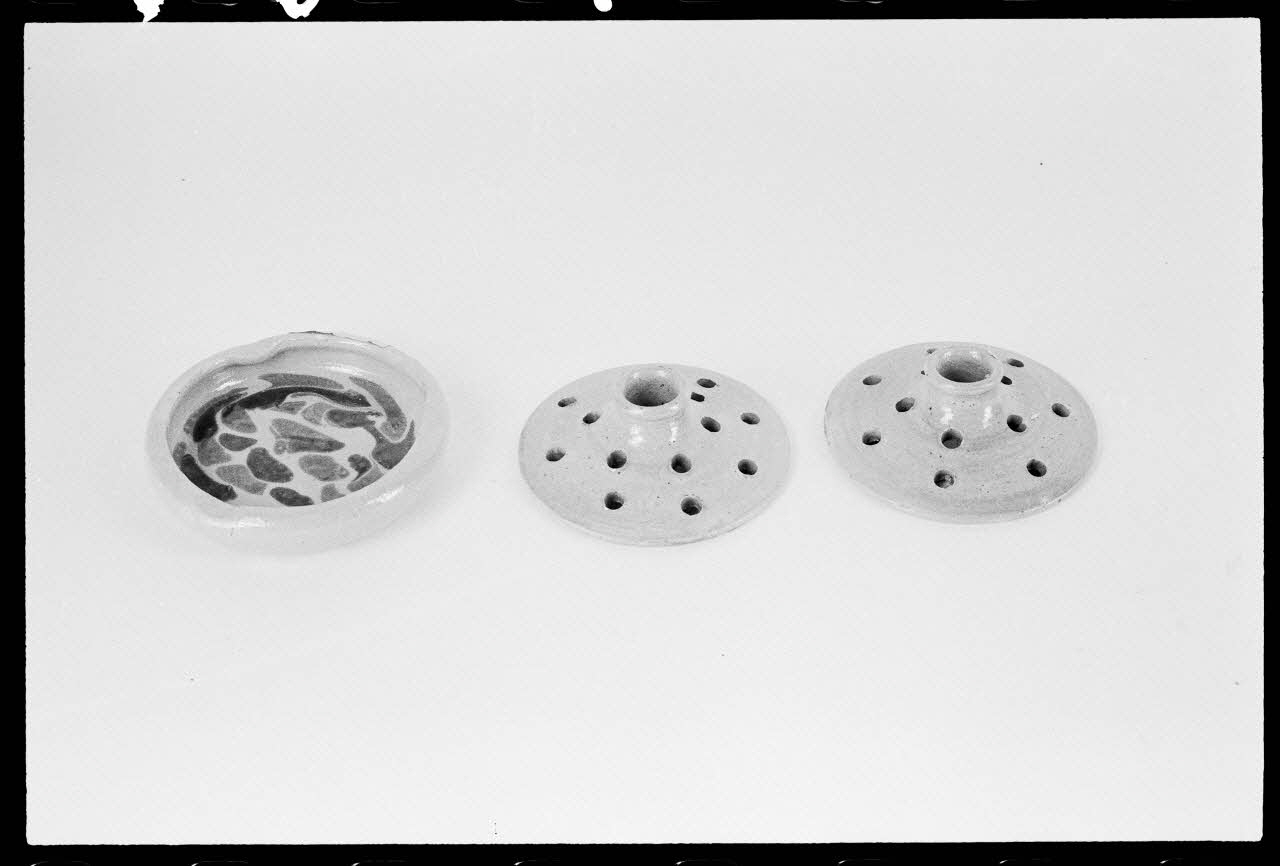 Alain Guey photographie Cendrier et deux veille-lait Alsace, France 1976/6/1 Ph.1976.1.518 Photo