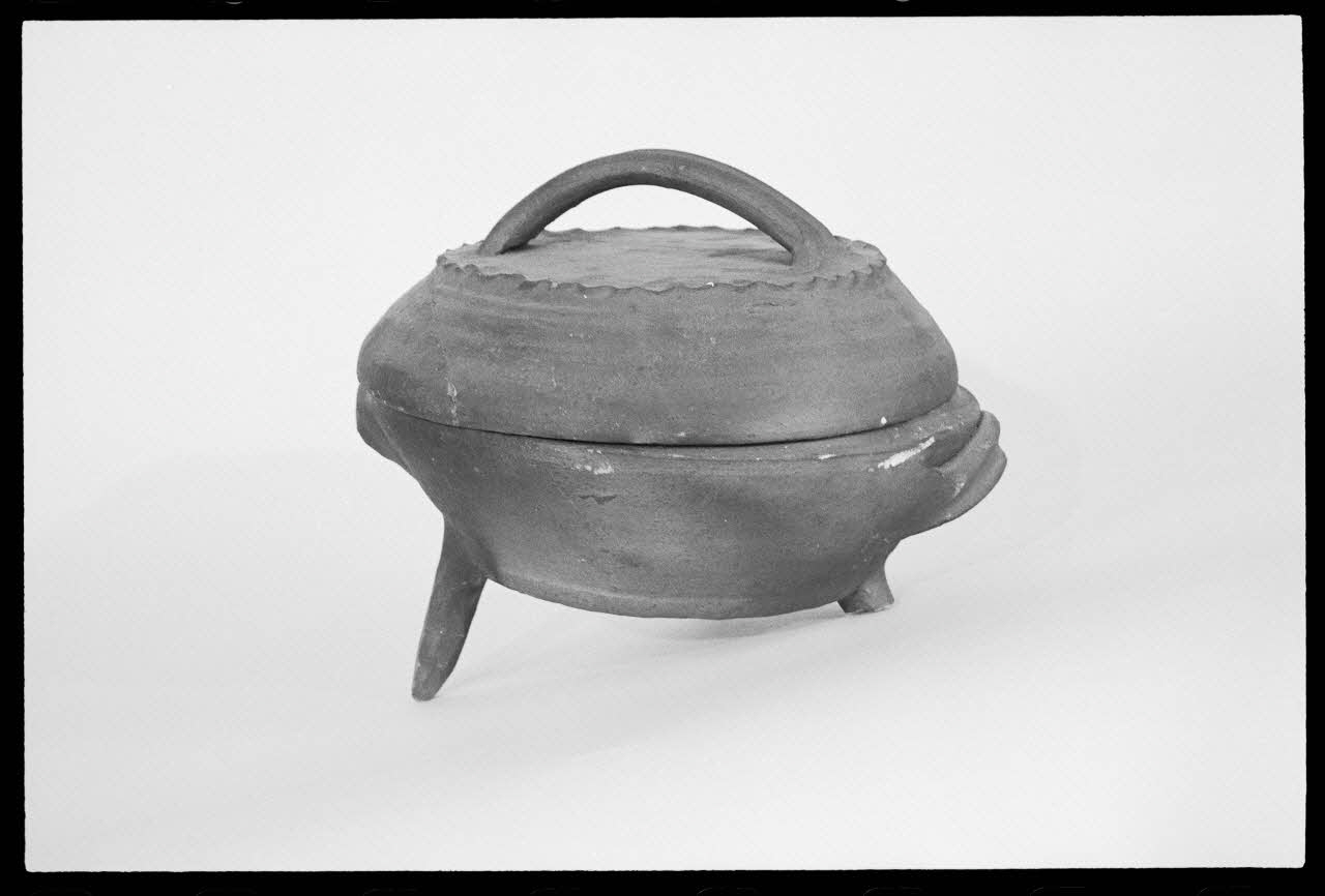 photographie Terrine à trois pieds et deux oreilles, avec son couvercle Ph.1976.1.59 Photo