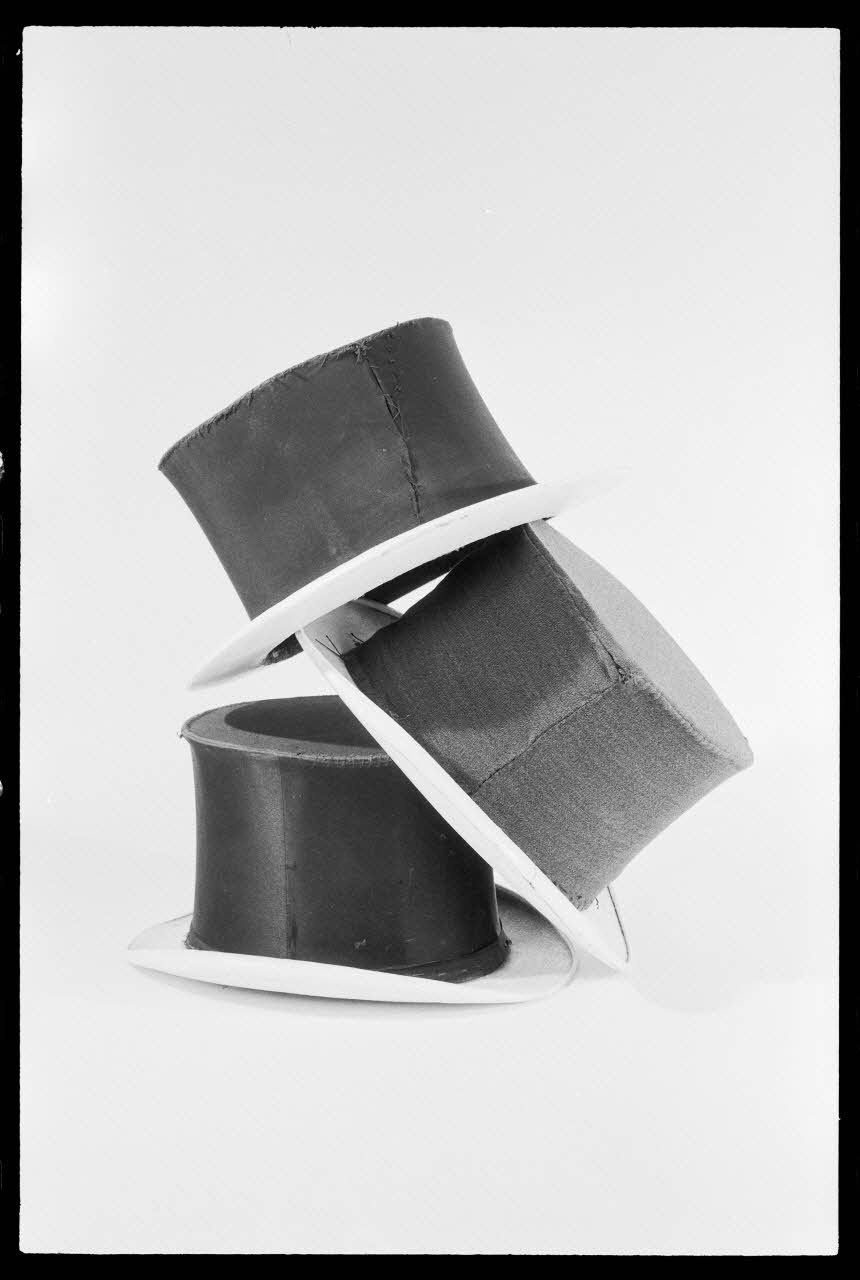 Alain Guey photographie Matériel de jongleur: chapeau haut-de-forme France 1976/6/1 Ph.1976.1.628 Photo