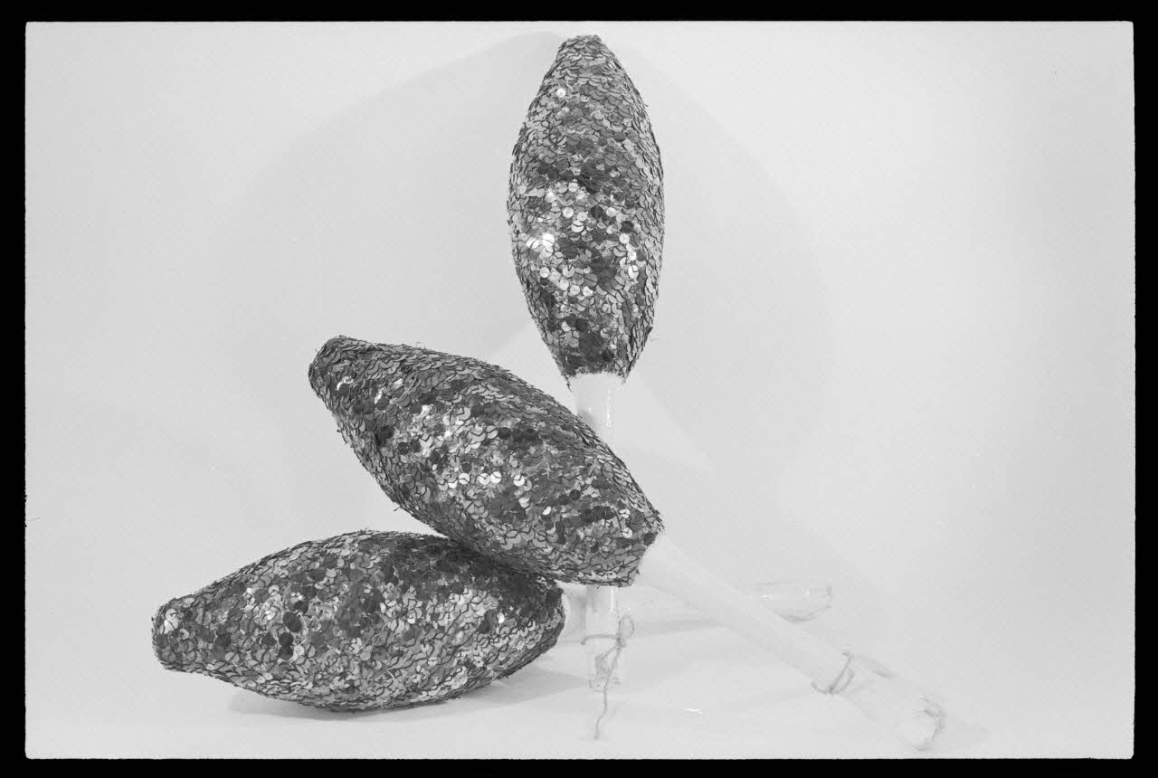 Alain Guey photographie Matériel de jongleur: massues en plastique France 1976/6/1 Ph.1976.1.630 Photo