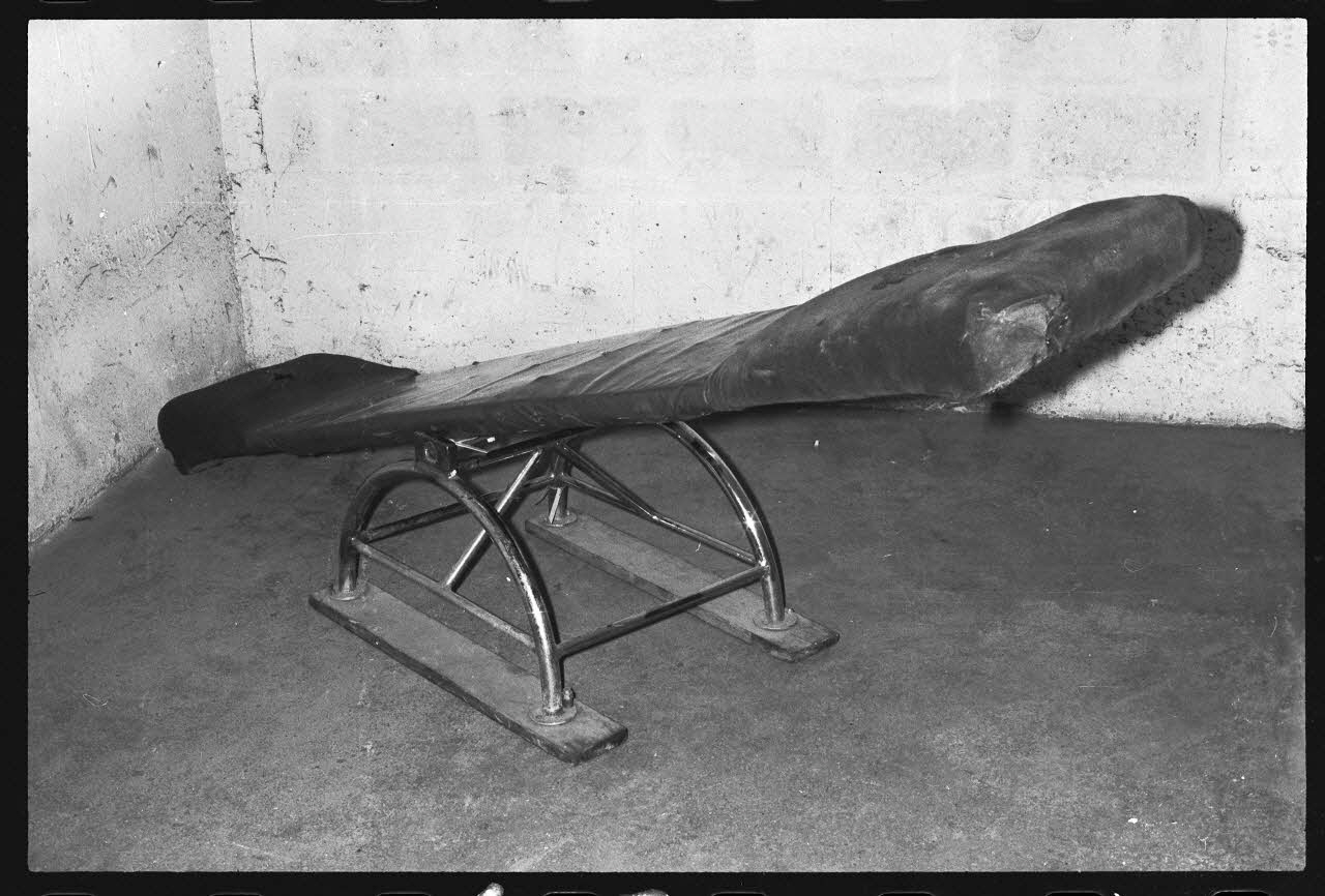 Alain Guey photographie Bascule d'acrobate. Piédestal et planches, hauteur: 460. Marches: 2530 x 495 France 1976/6/1 Ph.1976.1.638 Photo