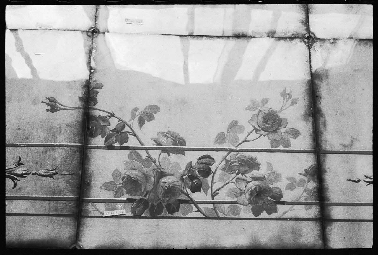 M. Harley photographie Ensemble. Plafond d'une boulangerie. Détail: décor floral Ile-de-France, France 1976/6/1 Ph.1976.1.647 Photo